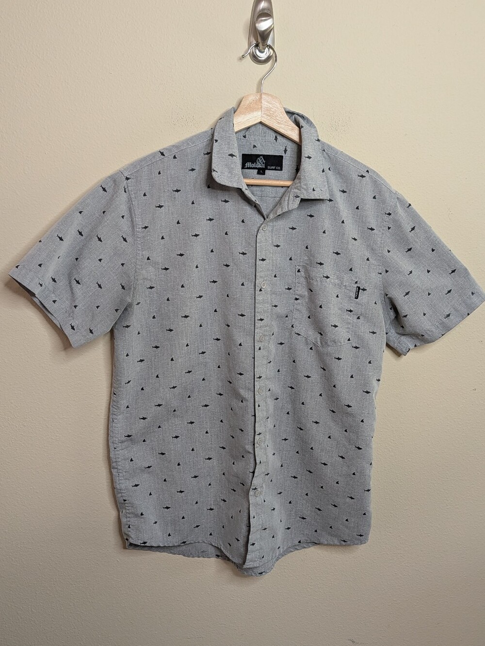 Molokai Surf Co Shark Print Short Sleeve Button Down Shirt Men's Large Gray